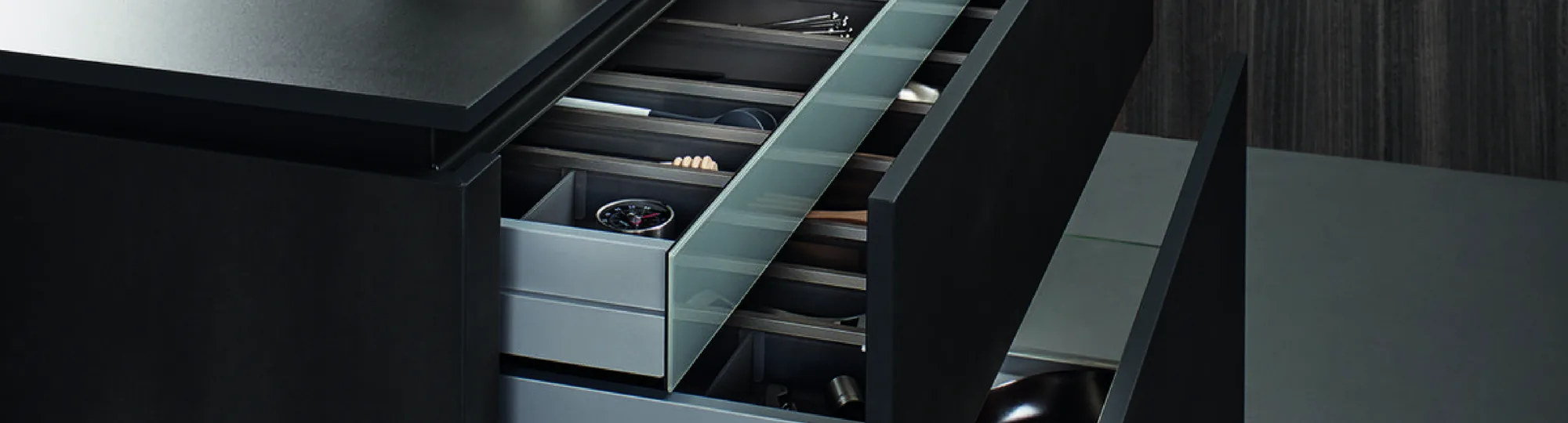 Herrajes de cocina: cajón con organizador interno